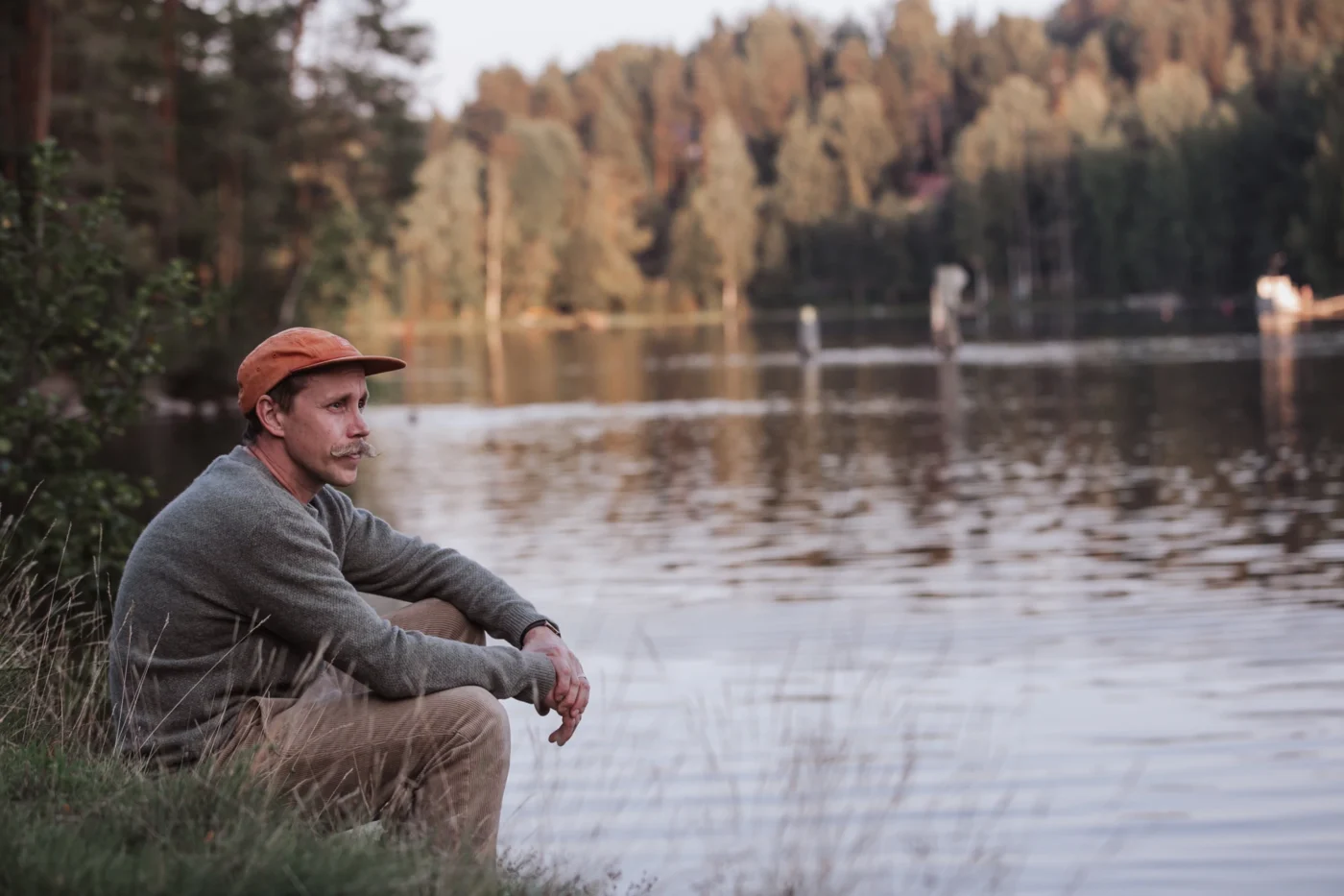 Keittiömestari Juha Lehtonen veden äärellä.